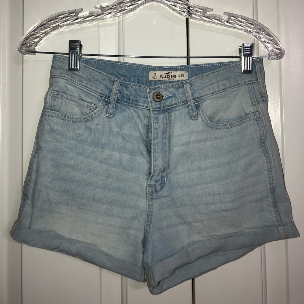 high-rise hollister denim light wash shorts